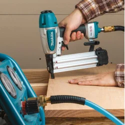 CLAVADORA P/CLAVO 1,2MM X 5/8"-2" CARGA TIRAS 100U AF506 MAKITA